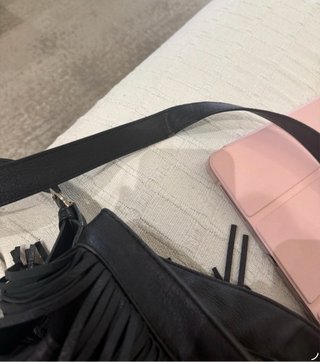 Bolso de hombro con flecos negro tendencia