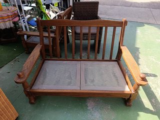 SOFÁ MADERA RÚSTICA CON COJINES ACOLCHADOS
