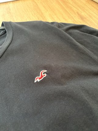 Camiseta Hollister Negra Logo Pequeño