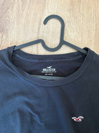 Camiseta Hollister Negra Logo Pequeño