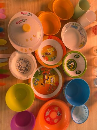 Lote:Biberones, Platos, Vasos y dosificador colore