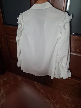 Camisa blanca con volantes