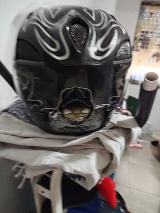 Casco de moto negro con visera