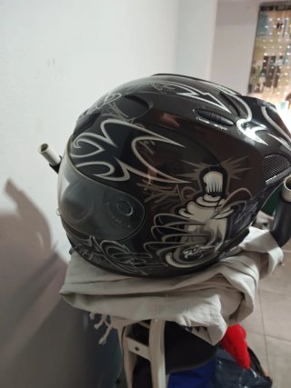 Casco de moto negro con visera