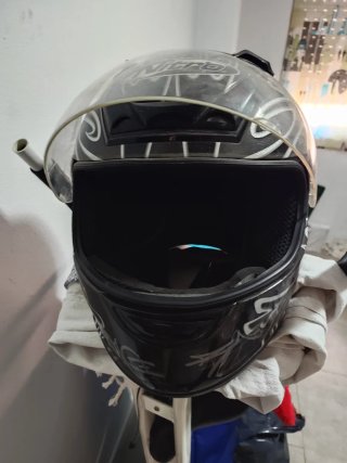 Casco de moto negro con visera