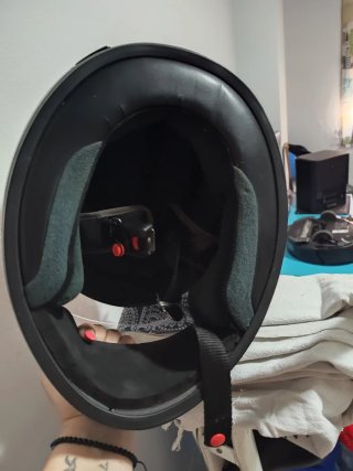 Casco de moto negro con visera