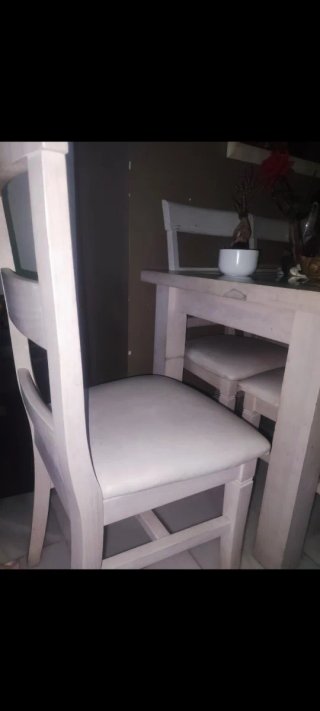 Mesa de salón de madera blanco translúcido,