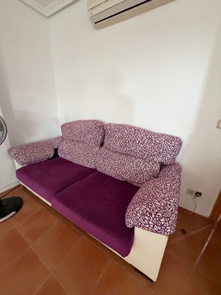 Sofá de tela morado y blanco