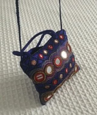 Bolso nuevo étnico con espejos y cierre.
