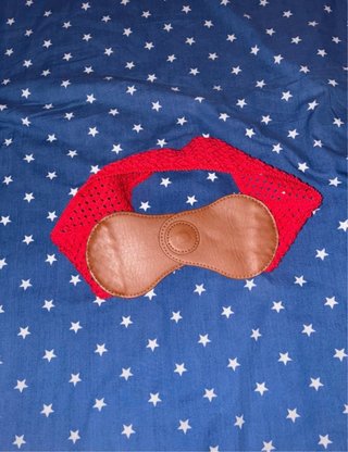 Cinturón elástico rojo con detalles