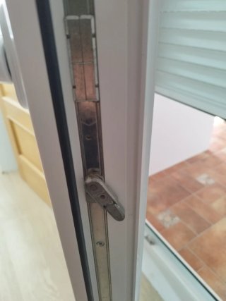 Puerta oscilobatiente blanca terraza