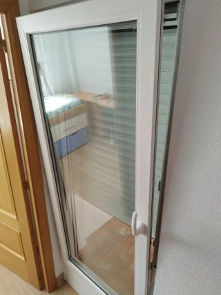 Puerta oscilobatiente blanca terraza