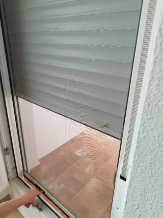 Puerta oscilobatiente blanca terraza