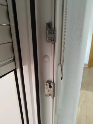 Puerta oscilobatiente blanca terraza