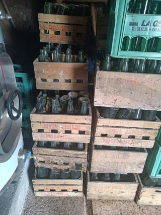 Scatola di sidro in legno con bottiglie