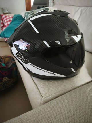 Casco Scorpion Exo 1400 Carbon Air con manoslibres