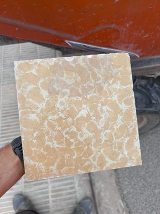 Baldosa hidráulica con diseño de mosaico amarillo