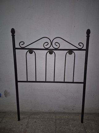 Cabecero de forja negro y dorado