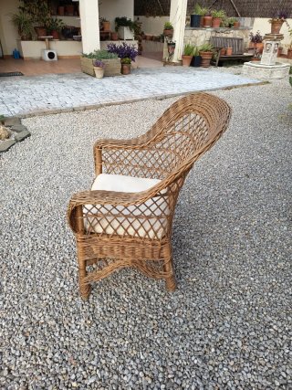 Silla de mimbre con cojín beige