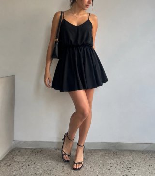 Mini abito nero con spalline sottili
