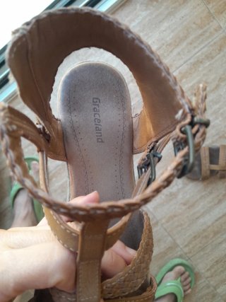 Sandalias de verano beige y marrón
