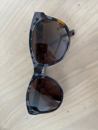 Unas gafas de sol graduadas  Y dos gafas graduadas