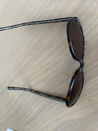 Unas gafas de sol graduadas  Y dos gafas graduadas