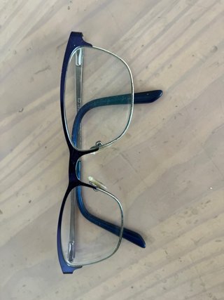 Unas gafas de sol graduadas  Y dos gafas graduadas
