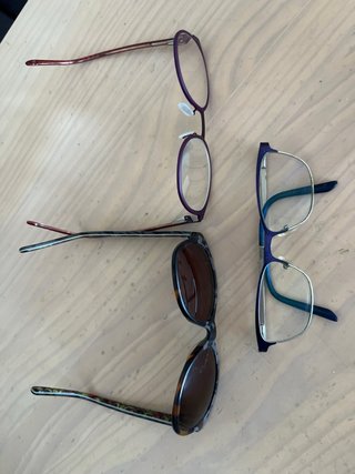 Unas gafas de sol graduadas  Y dos gafas graduadas
