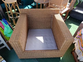 SILLÓN DE RATÁN Y MIMBRE CON COJINES