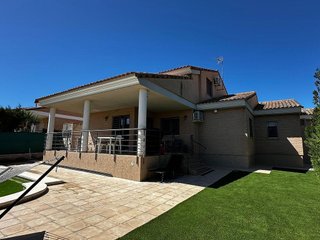 Chalet en venta en Urbanizaciones en Llíria