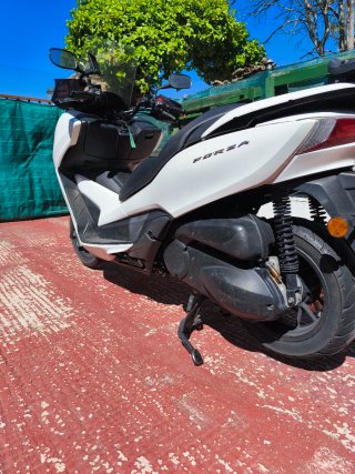 Honda Forza 300 con cajón