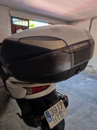 Honda Forza 300 con cajón