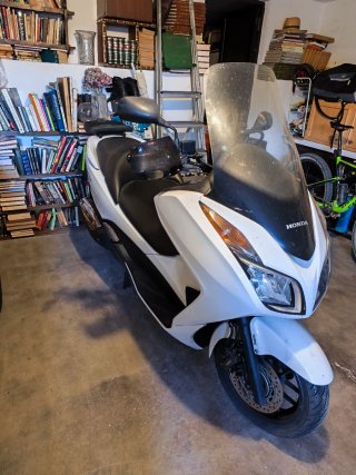 Honda Forza 300 con cajón