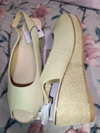 Sandalias cuña Basile beige y doradas