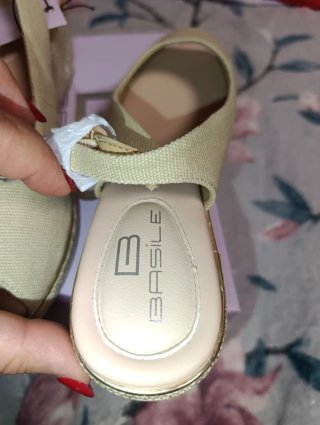 Sandalias cuña Basile beige y doradas