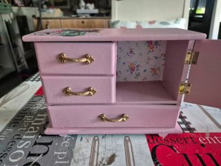 Joyero rosa con detalles dorados