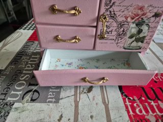 Joyero rosa con detalles dorados