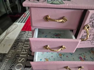 Joyero rosa con detalles dorados
