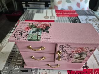 Joyero rosa con detalles dorados