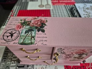Joyero rosa con detalles dorados