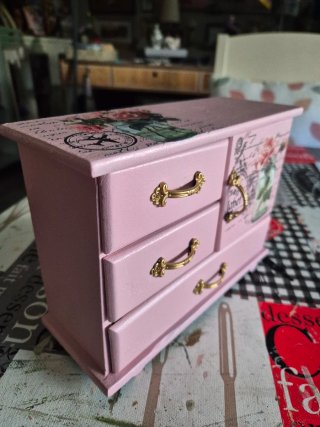 Joyero rosa con detalles dorados