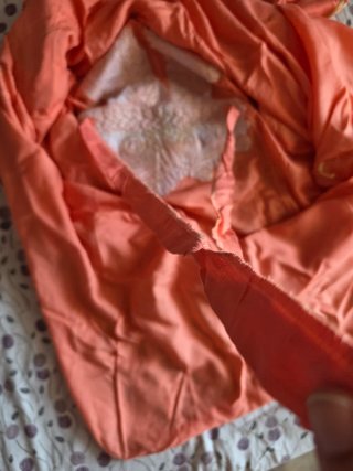 Camisa larga coral con bordado dorado