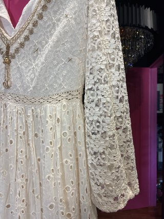 Vestido crema y oro bordado