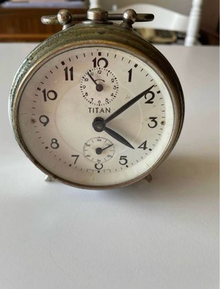 Reloj despertador antiguo Titan