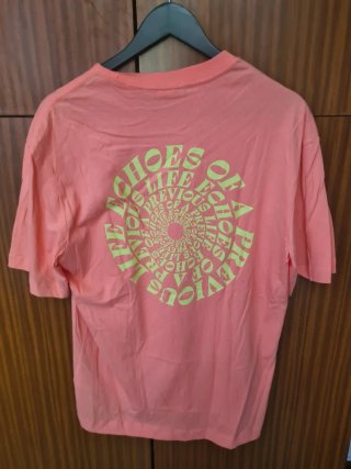 Camiseta H&M rosa con texto