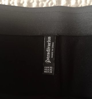 Falda corta negra Stradivarius