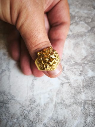Anillo Guess León Dorado Acero Inoxidable