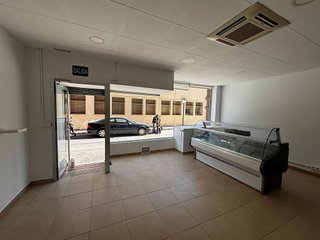 Local comercial en venta en Cervantes en Granada