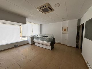Local comercial en venta en Cervantes en Granada